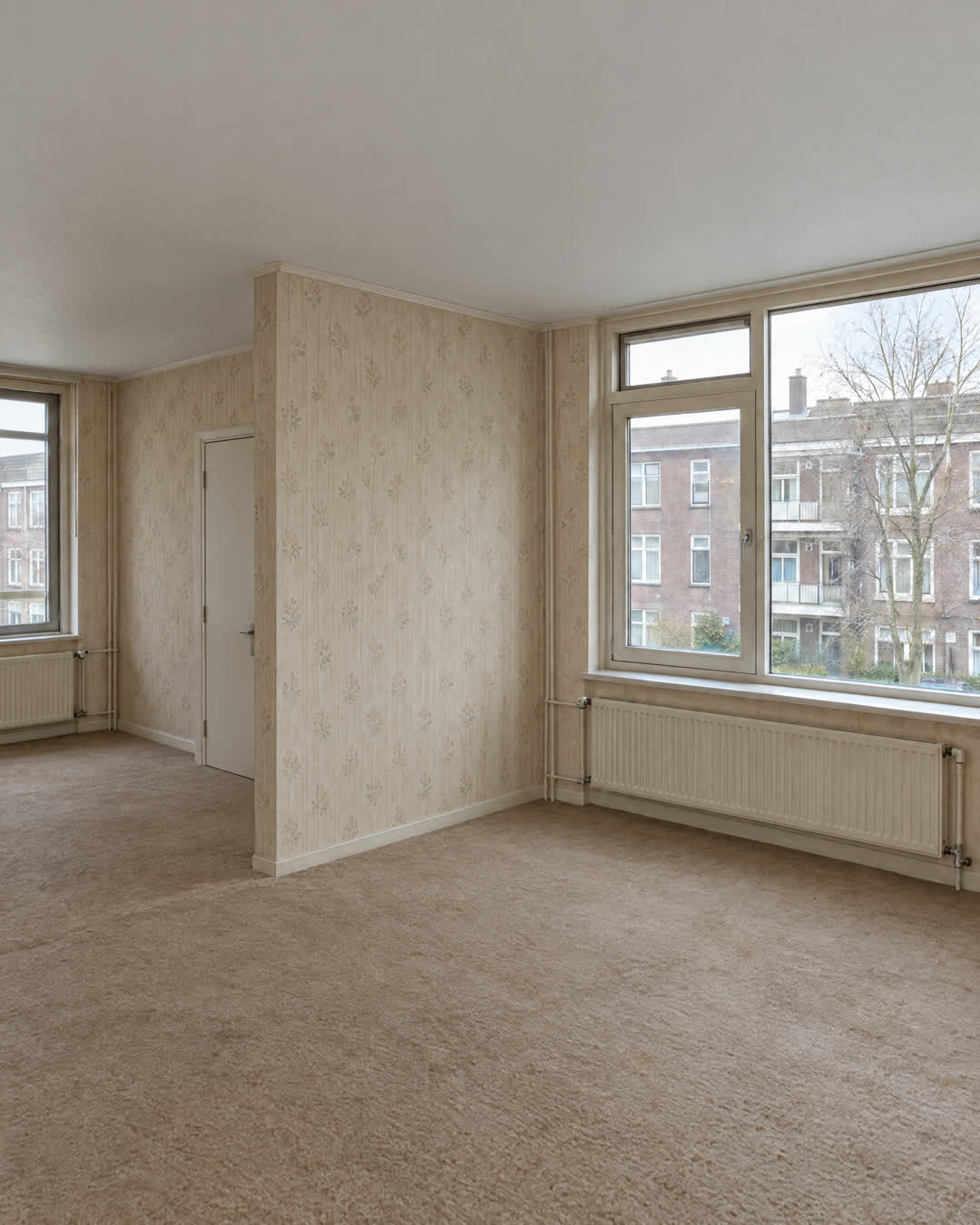 Voor: woonkamer met tussenwand, behang en vloerbedekking
