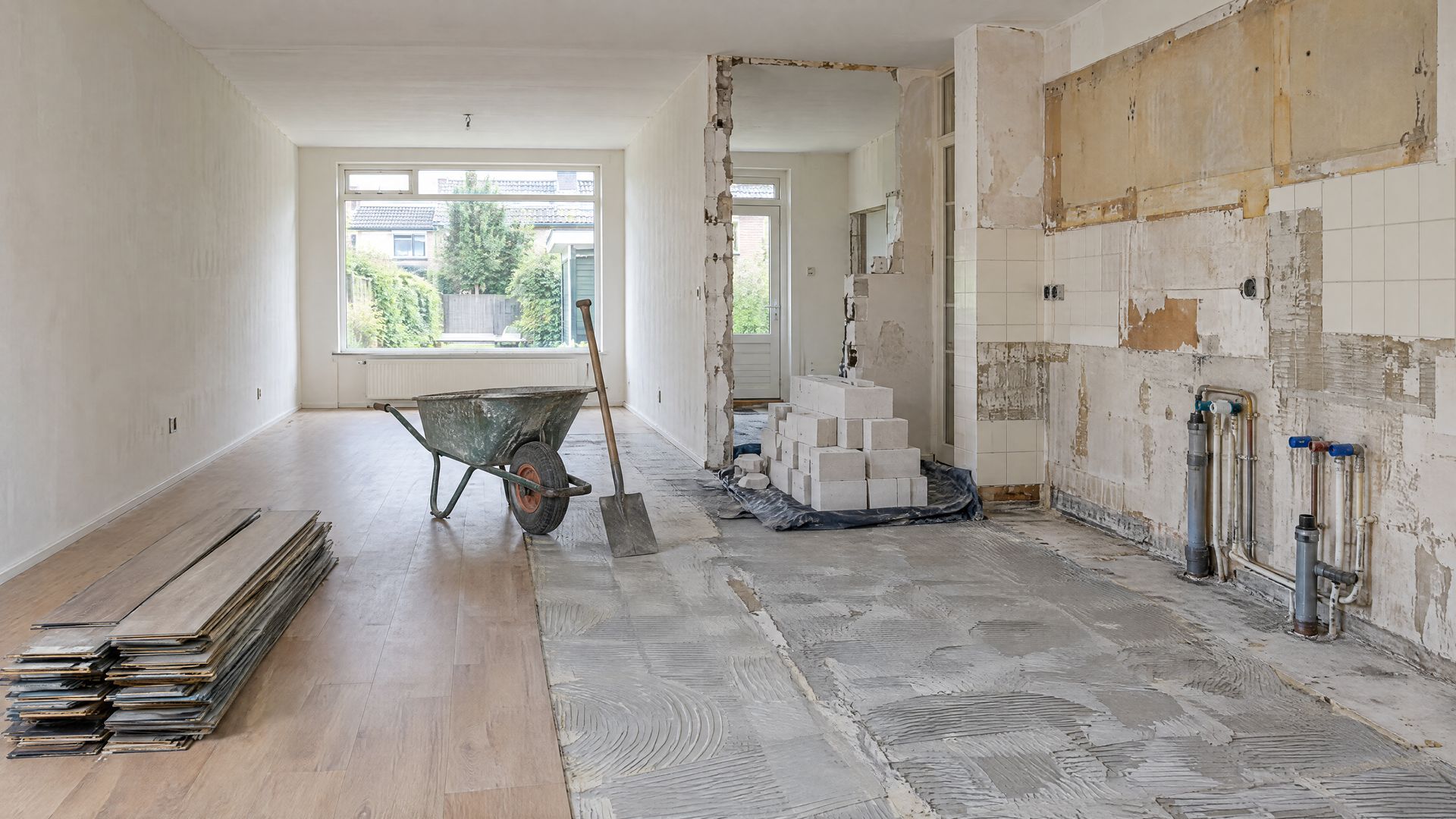 Keuken en woonkamer van een rijtjeshuis die worden gestript