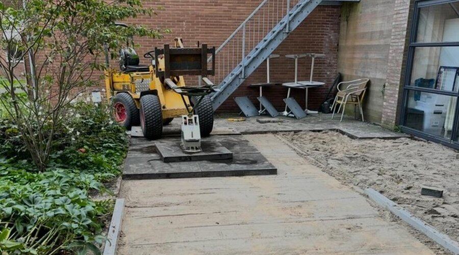 Shovel op een binnenplaats tijdens grondwerk