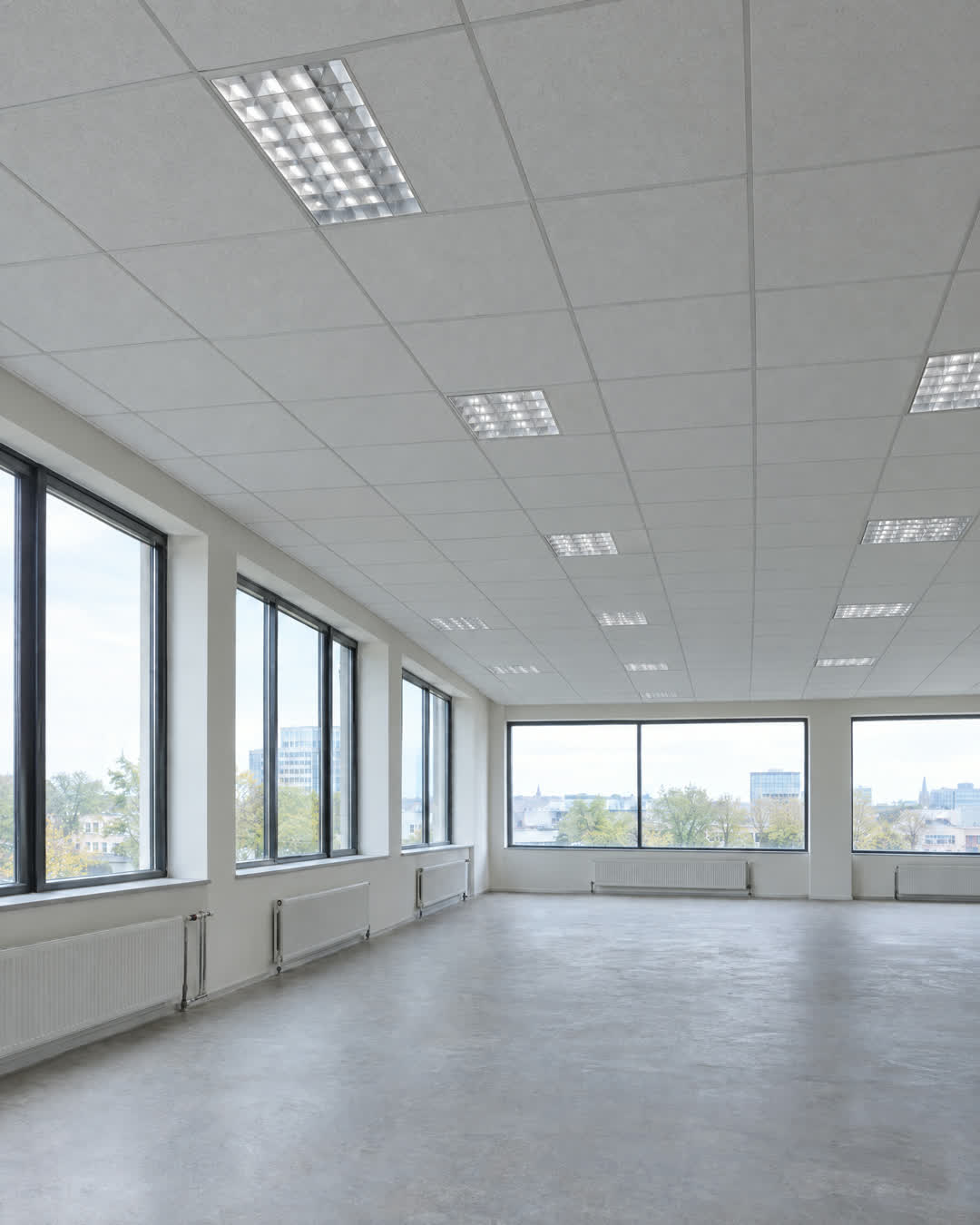 Voor: kantoorruimte met een systeemplafond en inbouwverlichting