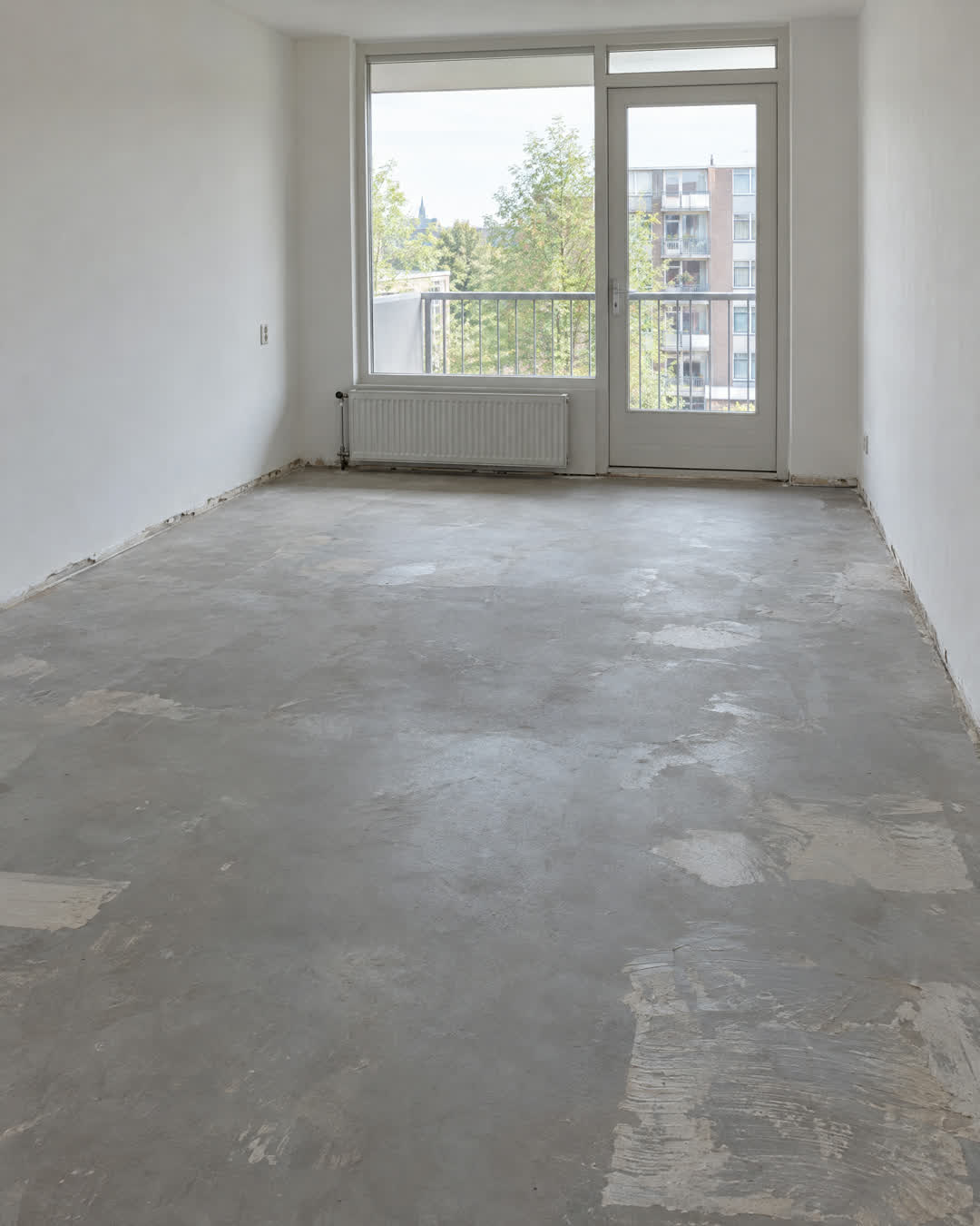 Na: dezelfde kamer met de PVC en het grootste deel van de lijm verwijderd