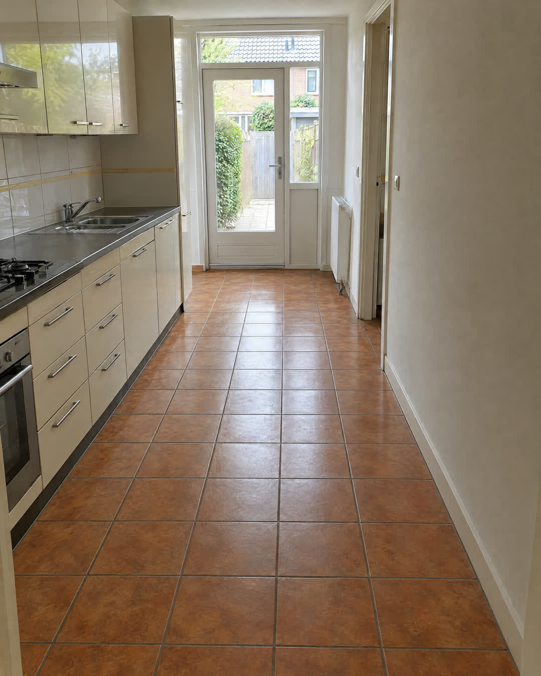 Voor: keuken en gang met oude terracotta vloertegels