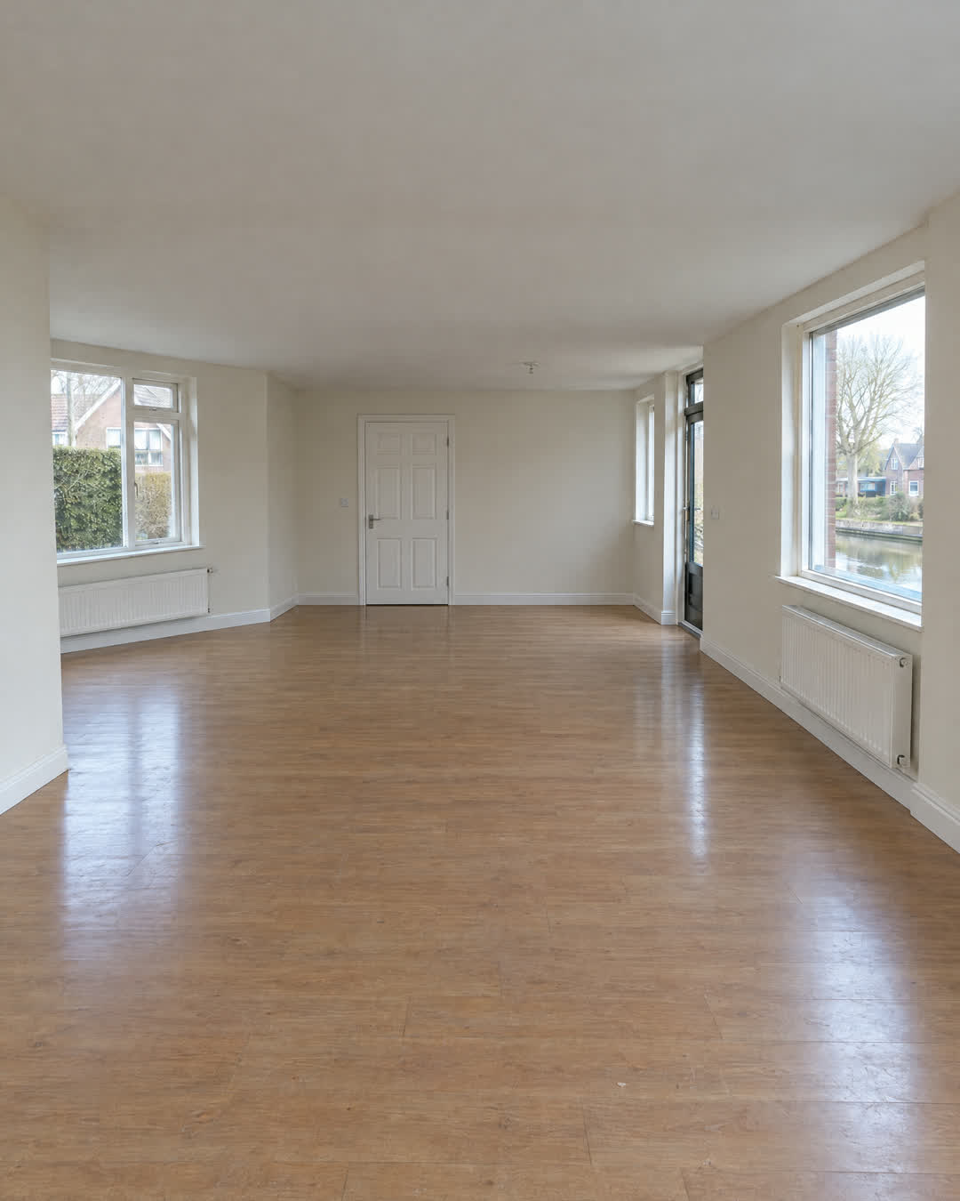 Voor: woonkamer met een tussenwand en deur naar de keuken