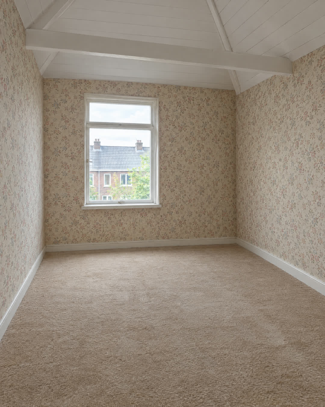 Voor: slaapkamer met behang, vloerbedekking en een dicht schuin plafond